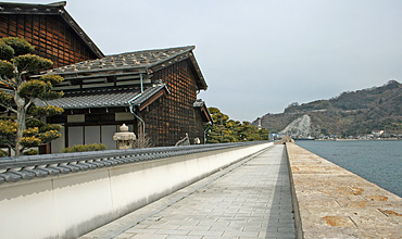 遊歩道と瀬戸内海